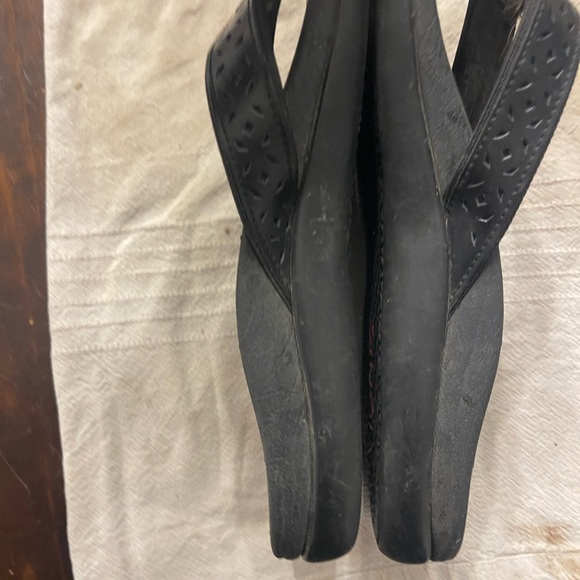 Black Vionic flip flops - Picture 10 of 11